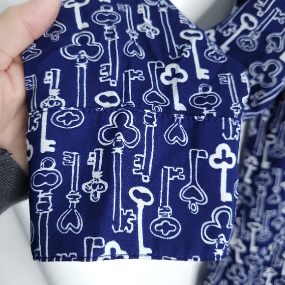 EXPRESS Portofino V-neck Shirt With Allover Key Print MEDIUM - Picture 5 of 12